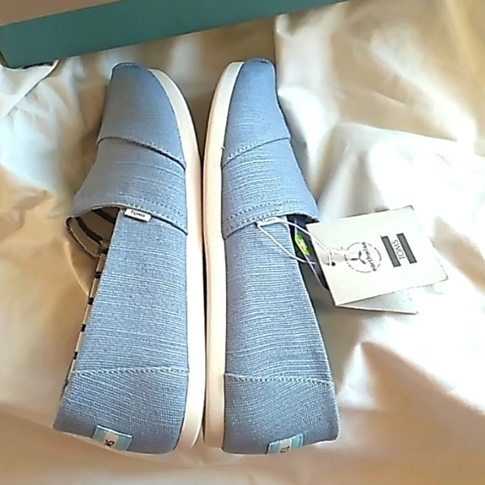 NIB Women's Toms light blue canvas shoes size 9.5 - Picture 4 of 9